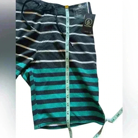 Volcom NWT Mod-Tech Board Shorts Size 30 - Picture 6 of 16